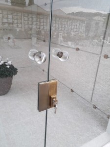 tomba di famiglia cappella funeraria vetra srl porte in vetro  satinato trasparente sabbiato decorato formelle murrina battenti va e vieni treviso pordenone udine portogruaro padova mestre (12)
